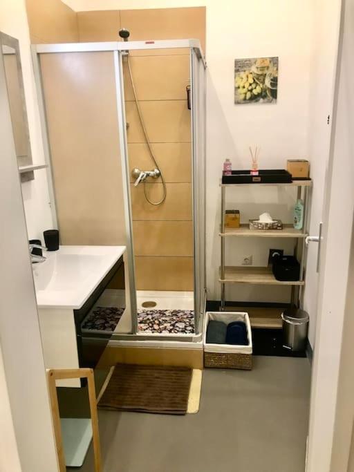 Klimatisierte Sehr Zentrale Wohnung-Loftstyle- Wina Bagian luar foto