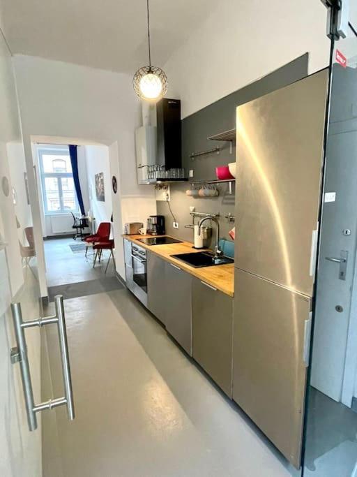 Klimatisierte Sehr Zentrale Wohnung-Loftstyle- Wina Bagian luar foto