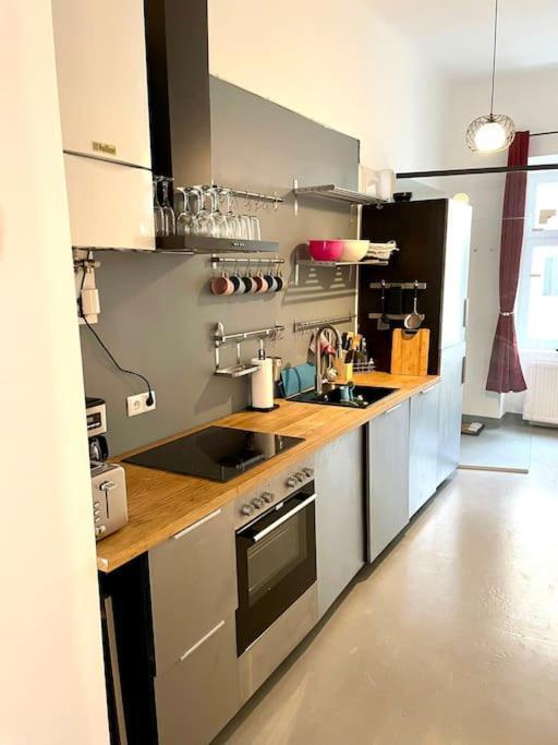 Klimatisierte Sehr Zentrale Wohnung-Loftstyle- Wina Bagian luar foto