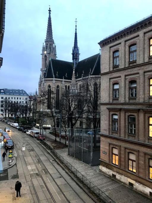 Klimatisierte Sehr Zentrale Wohnung-Loftstyle- Wina Bagian luar foto