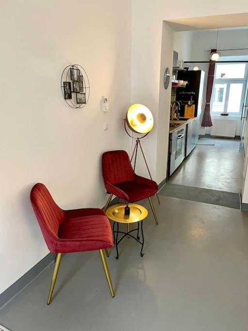 Klimatisierte Sehr Zentrale Wohnung-Loftstyle- Wina Bagian luar foto