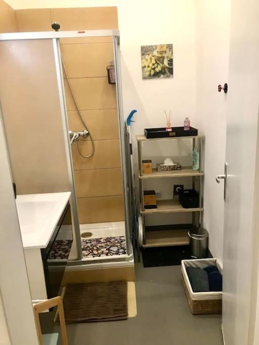 Klimatisierte Sehr Zentrale Wohnung-Loftstyle- Wina Bagian luar foto
