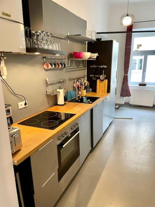 Klimatisierte Sehr Zentrale Wohnung-Loftstyle- Wina Bagian luar foto