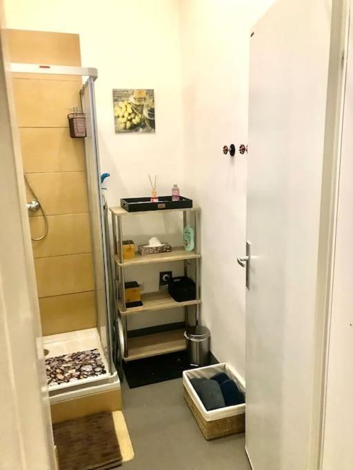 Klimatisierte Sehr Zentrale Wohnung-Loftstyle- Wina Bagian luar foto